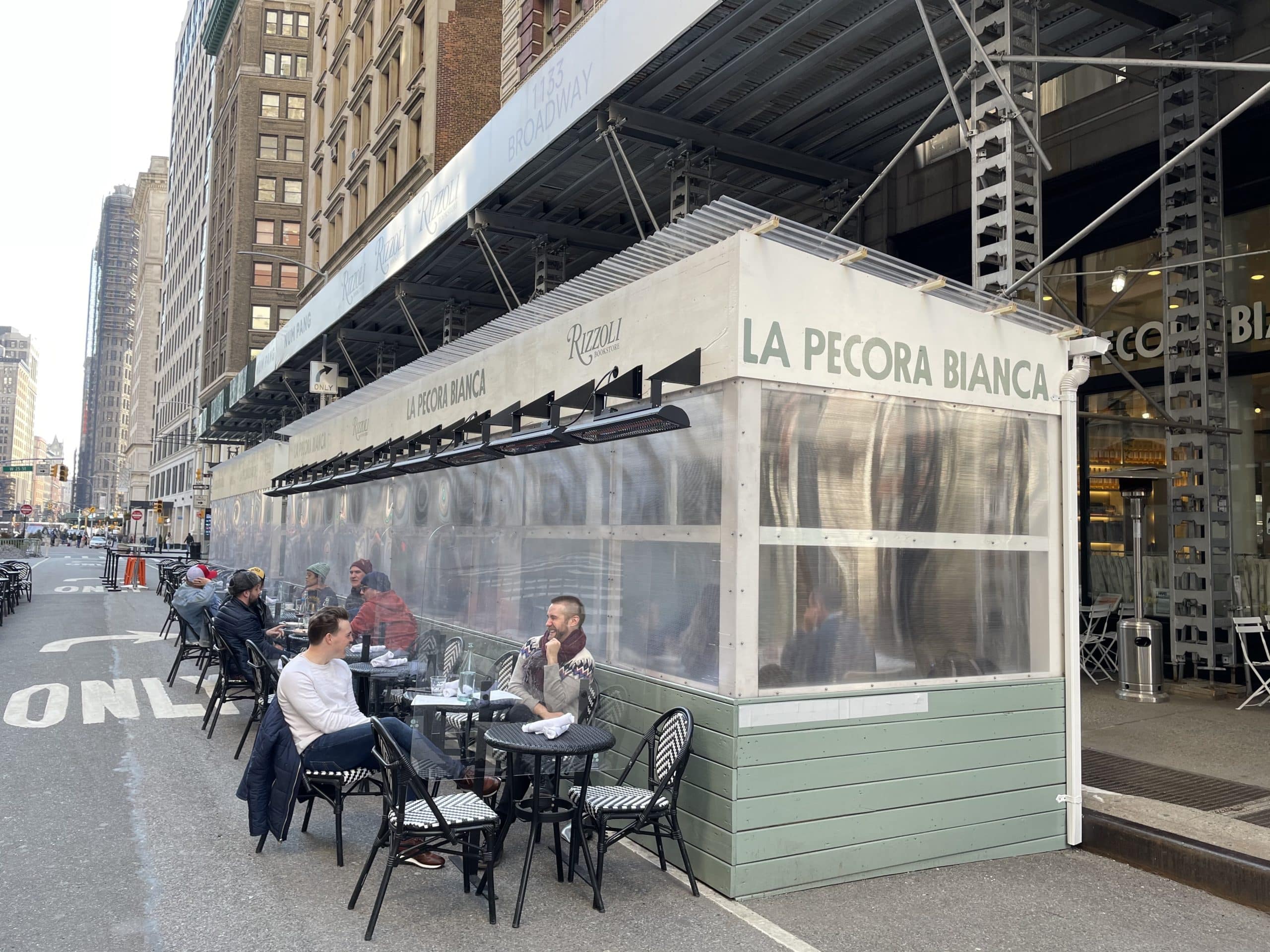 Ristorante con posti a sedere all’aperto e riscaldatori elettrici in strada a New York