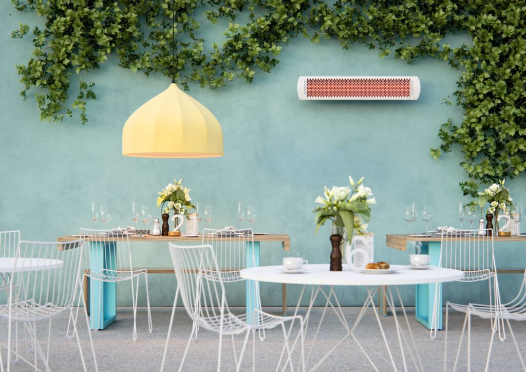 Riscaldatore per esterni bianco su parete verde in cortile