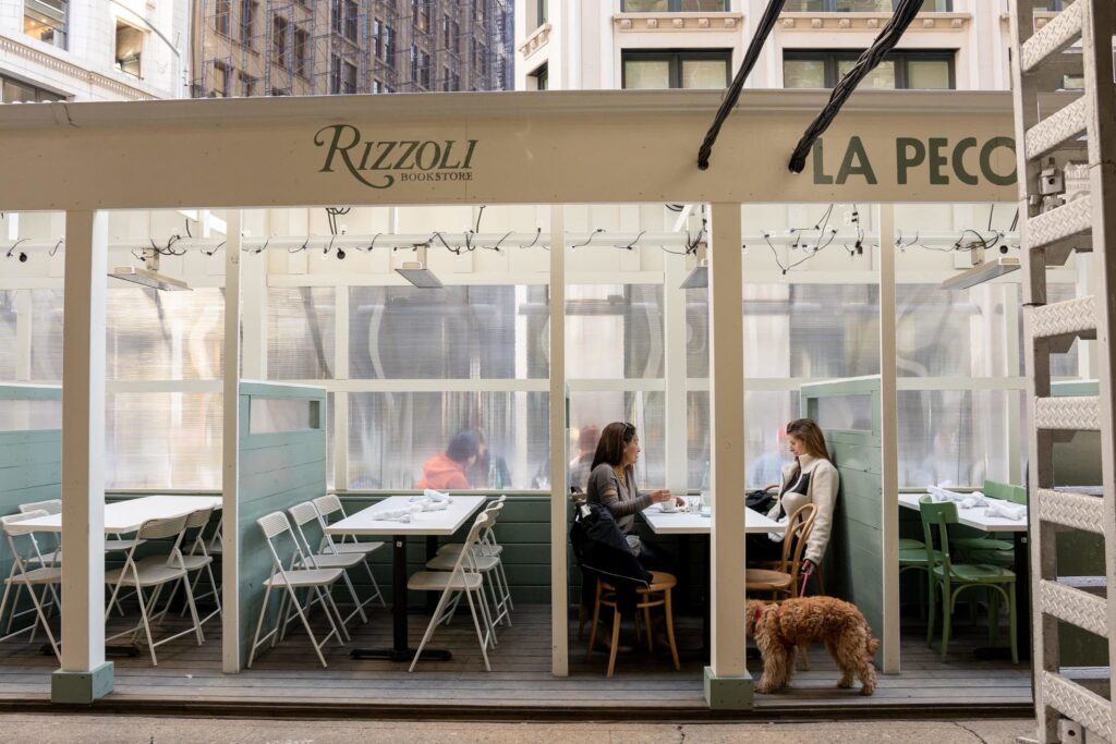 Ristorante con tavoli all'aperto a New York