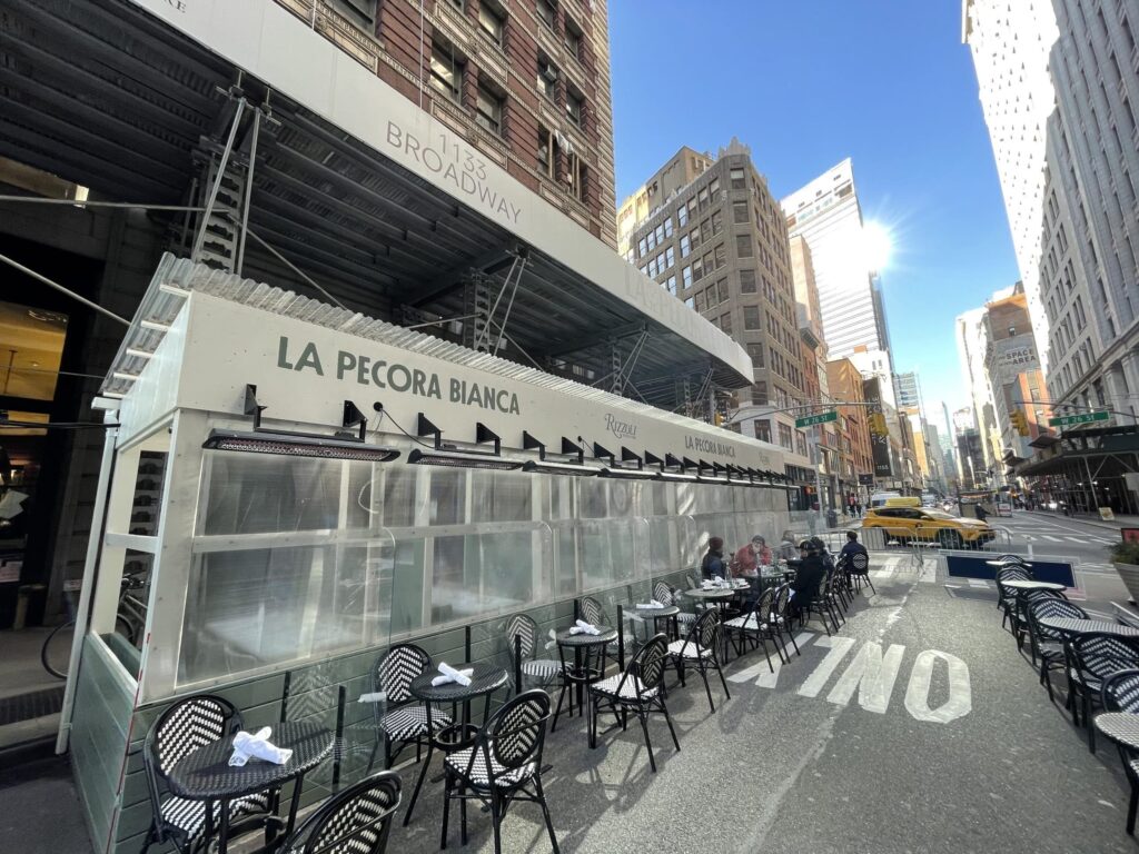 Ristorante con tavoli all'aperto a New York