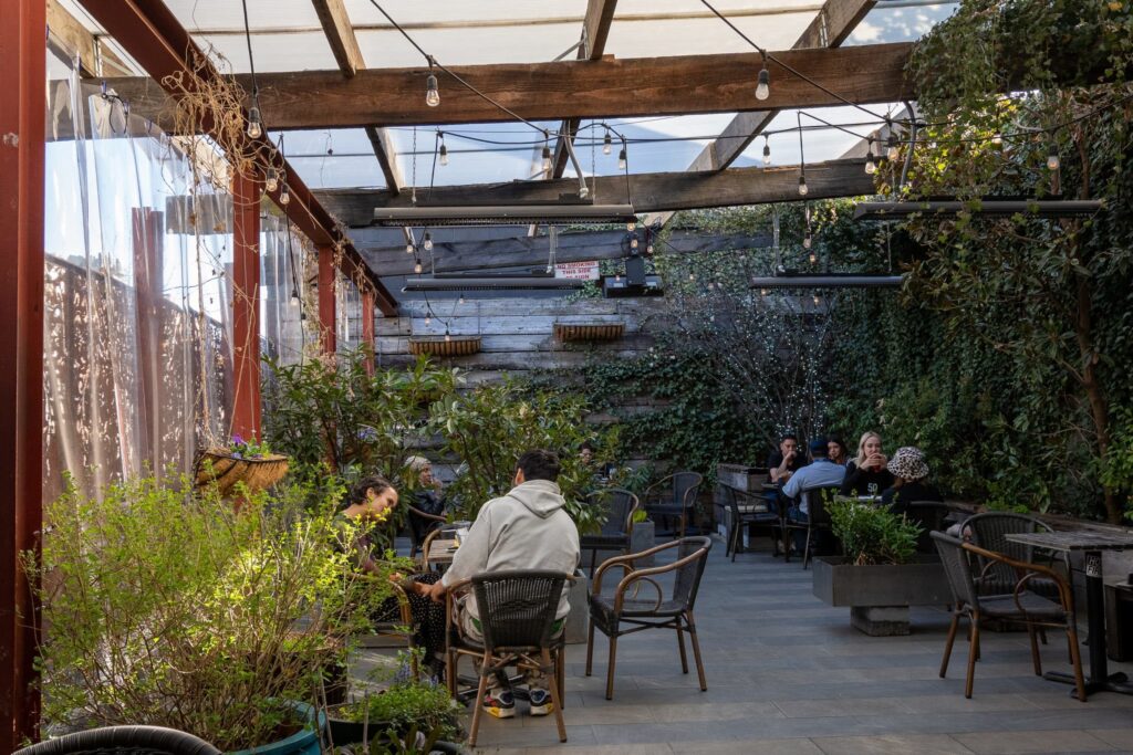 Lussureggiante patio all’aperto con persone e riscaldamento esterno